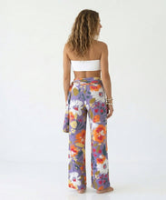 Load image into Gallery viewer, Model Back: Rio De Sol Beach Trousers Garden-Flower Pants Knot