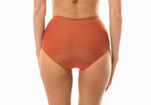 Load image into Gallery viewer, Model Back: Rio De Sol Bottom Calcinha Radiante Canela Hot Pant