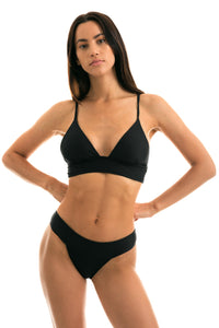 Model Front: Rio De Sol Set Cloque Preto Tri Cos